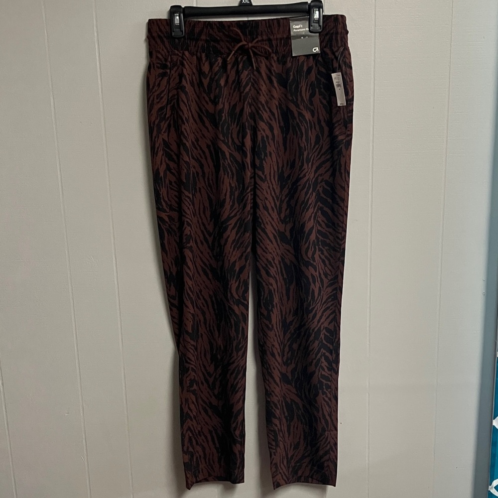 NWT GAP Runaround Pants Medium